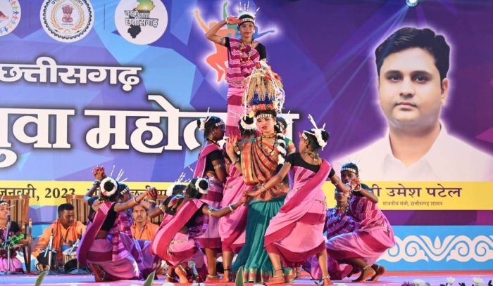 CG Yuva Mahotsav: Folk dancers gave a spectacular presentation of Sua dance: Khairagarh-Chhuikhadan-Gandai and Dhamtari districts were the winners in the competition