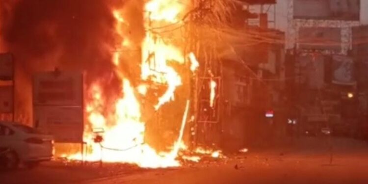 Fire in Raipur: Three shops burnt to ashes, 6 fire engines engaged in extinguishing the fire