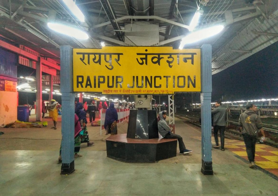 Raipur News: ट्रेन में खाना पहुंचाने गया था वेंडर, चलती ट्रेन से गिरा… गंभीर