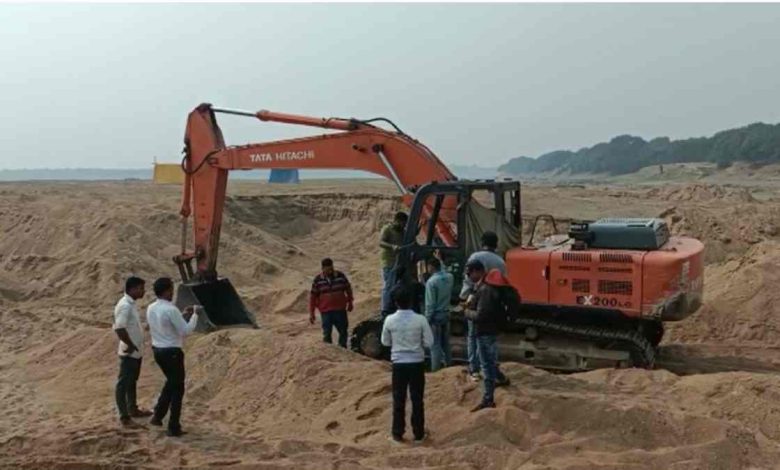 Illegal sand : अवैध रेत उतखन्न के खिलाफ बड़ी कार्रवाई, रेत घाट में 6 हाइवा,1 चैन माउन्टेंन मशीन और 15 ट्रैक्टर जब्त…