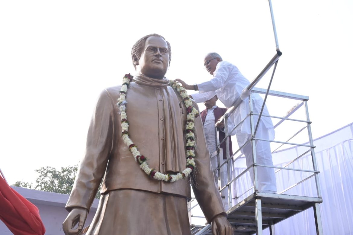 life size statue : मुख्यमंत्री श्री भूपेश बघेल ने पूर्व प्रधानमंत्री भारत रत्न स्व. श्री राजीव गांधी की आदमकद प्रतिमा का किया अनावरण
