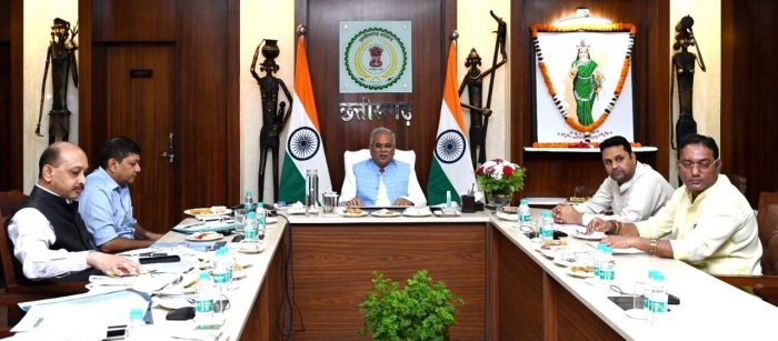Meeting at CM residence: Chief Minister Bhupesh Baghel is reviewing the preparations for the budget