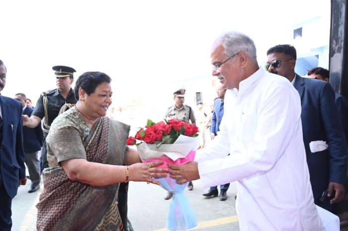 Fabulous Farewell: Emotional Farewell…! Chief Minister Baghel seeing off the Governor to the plane in a traditional manner