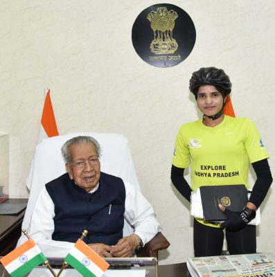 Solo Bicycle Tour : Courtesy call on the Governor by athlete and mountaineer Ms. Asha Malviya