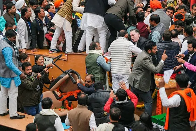 Riot in the House: Fierce scuffle in the House after the mayoral election, uproar between AAP and BJP councilors….
