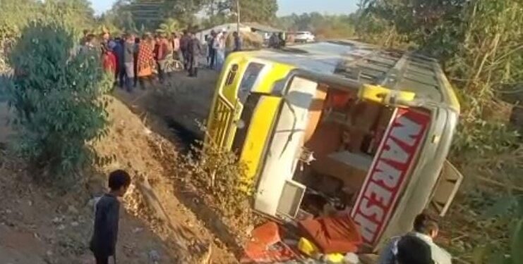 CG Accident Breaking: Bus full of pilgrims overturned… 4 serious including baby girl