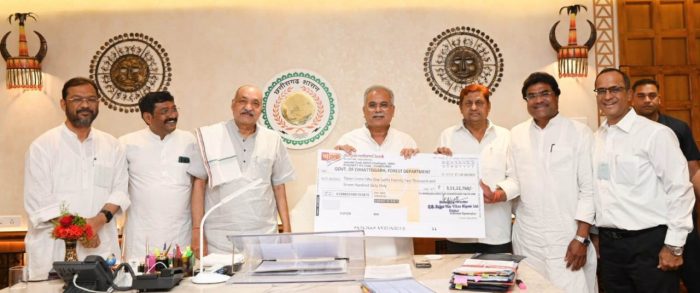 CG NEWS: Chhattisgarh State Forest Development Corporation handed over dividend check of Rs 3.51 crore to Chief Minister Baghel, informed about availability of continuous employment opportunities