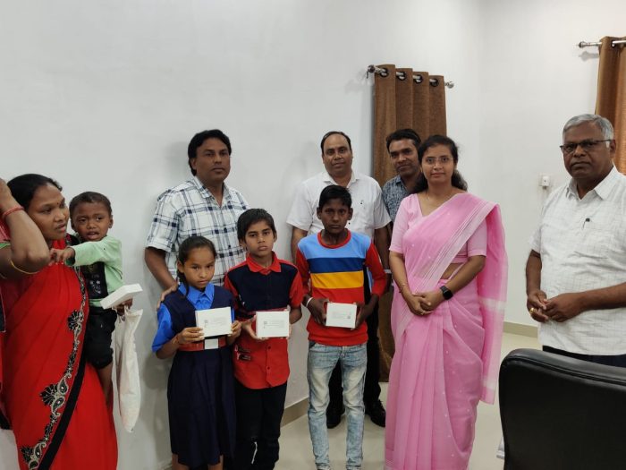 Hearing Aids: Tarun first listened to collector Dr. Siddiqui's voice, 5 children got a boon in the form of hearing aids