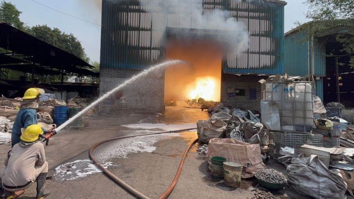 Bhilai News: Fire broke out in Bansal Brothers Company located in industrial area, firefighters extinguished, fear of loss of crores