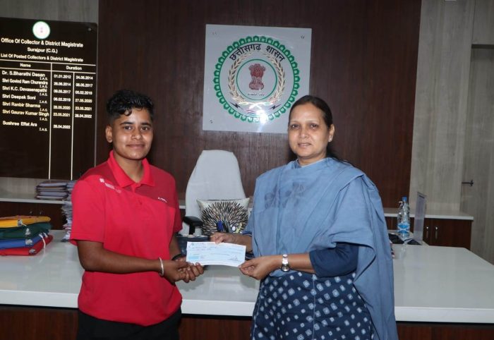 Boxer Nigita: Chief Minister Bhupesh Baghel gave voluntary help of five lakh rupees to kick boxer Nigita
