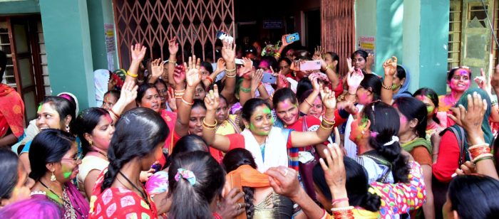 Budget Response: Anganwadi workers and assistants celebrated Holi fiercely before Holi, celebrated the increase in honorarium, told the budget of trust