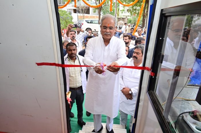 CM In Durg: Chief Minister Bhupesh Baghel inaugurated 04 Mobile Medical Units under Chief Minister Slum Health Scheme at the meeting place