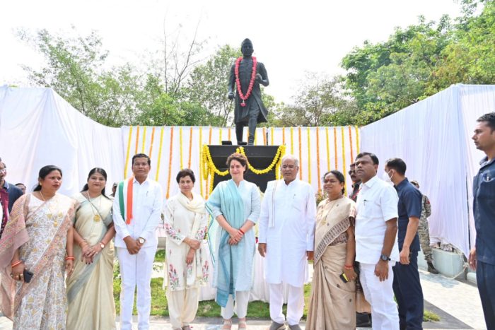 Pandit Nehru Memorial Forum: Priyanka Gandhi reached Jagdalpur…Chief Minister Bhupesh Baghel and Priyanka Gandhi paid homage to the statue of Pandit Nehru