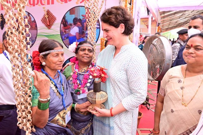 Bharose Ka Sammelan: Special guest Priyanka Gandhi visited the exhibition based on public welfare schemes of the state government and appreciated the schemes