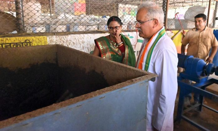 Hirapur Jarwai Gothan: Chief Minister arrived at Hirapur Jarwai Gothan...saw the process of making paint from cow dung