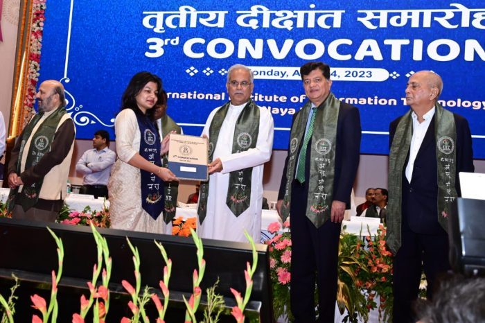 3rd Convocation: At the convocation ceremony of TripleIT Raipur, the Chief Minister gave medals and degrees to the students.