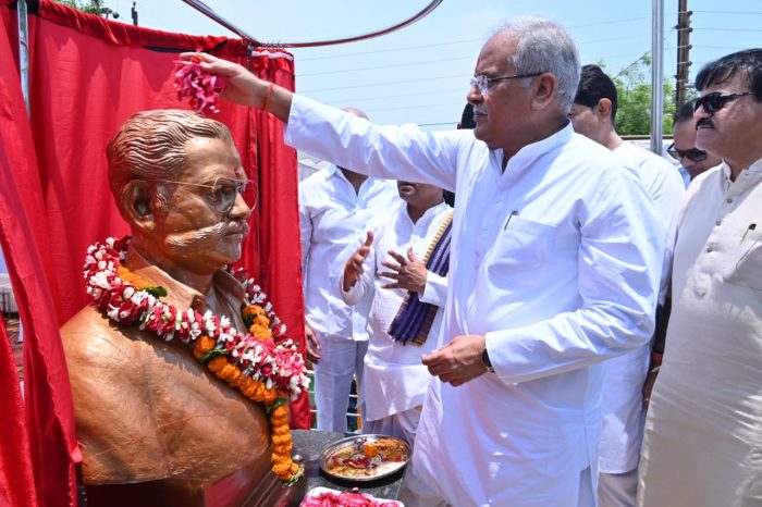 Unveiled The Statue: Chief Minister Bhupesh Baghel unveiled the statue of late Satpathy in Katora Talab area of the capital