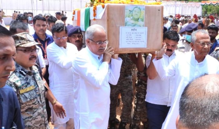 Martyred Soldiers: Chief Minister Bhupesh Baghel shouldered the bier of martyred soldiers