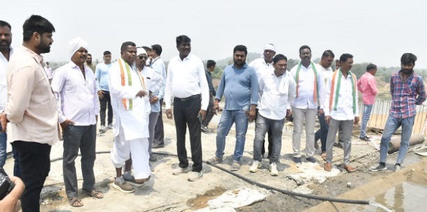 Bridge Under Construction: Excise Minister Kawasi Lakhma inspected the construction of the bridge, gave instructions to complete the work soon