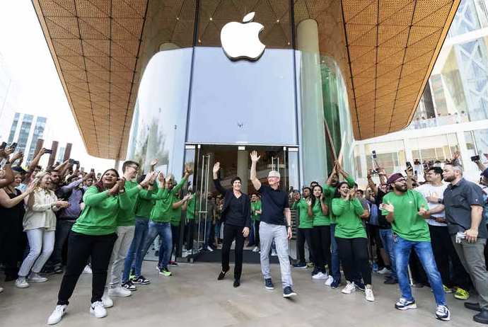 Apple Store: Apple's first store opened in India, Tim Cook said - Mumbai's energy is fantastic!