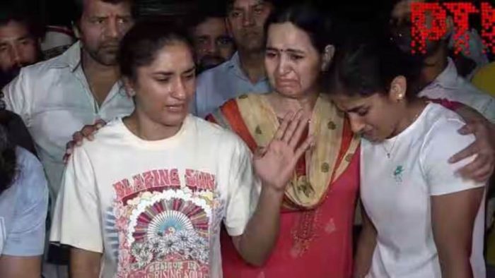 Wrestlers Protest: Won the medal for this day, Vinesh Phogat cried accusing the police of beating her