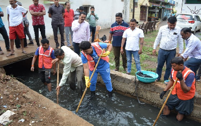 Labor's Day: Mayor Ejaz Dhebar did Shramdaan even on a special day by getting into the drain, sharing happiness by cutting cake with cleaning friends