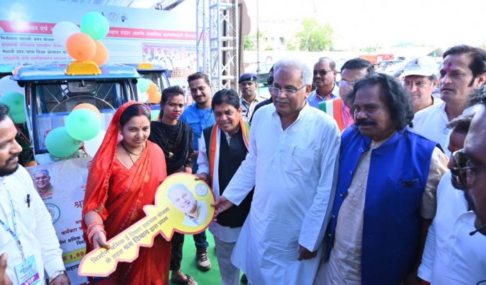 Labor's Day: The Chief Minister distributed e-rickshaws to two women workers ... Information about the schemes was set up on the occasion of Labor Day
