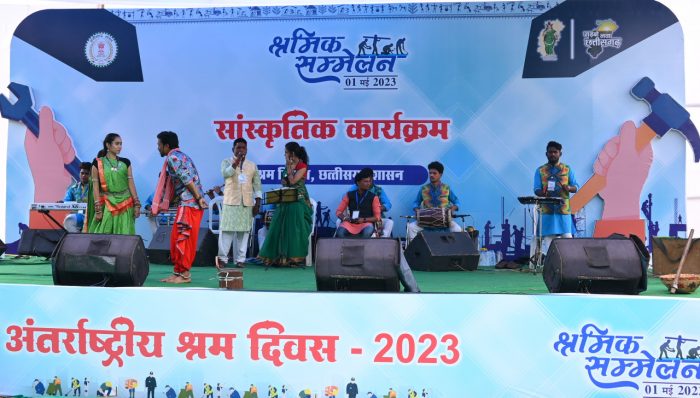 Labor's Conference : Gajab vitamin bhare he Chhattisgarh ke bansi rendition of song