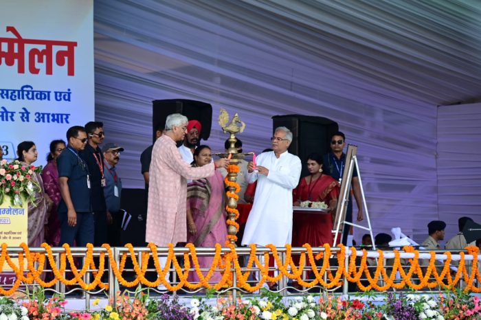 Abhaar Sammelan 2023: Chief Minister Bhupesh Baghel reached the program of gratitude organized by the Department of Women and Child Development at Science College Ground in the capital Raipur.