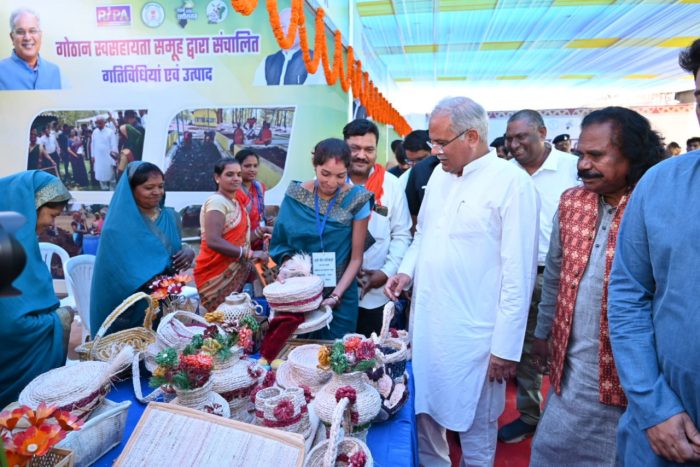 Abhaar Sammelan: Chief Minister Bhupesh Baghel observed the stalls of the items produced by the women of the self-help groups before the Abhaar Sammelan and inquired about the products.