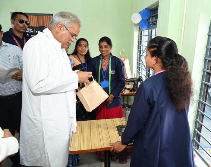 CM Bhupesh Baghel: Chief Minister discussed with the women of the groups... Chief Minister was happy to see Ripa in Chandli