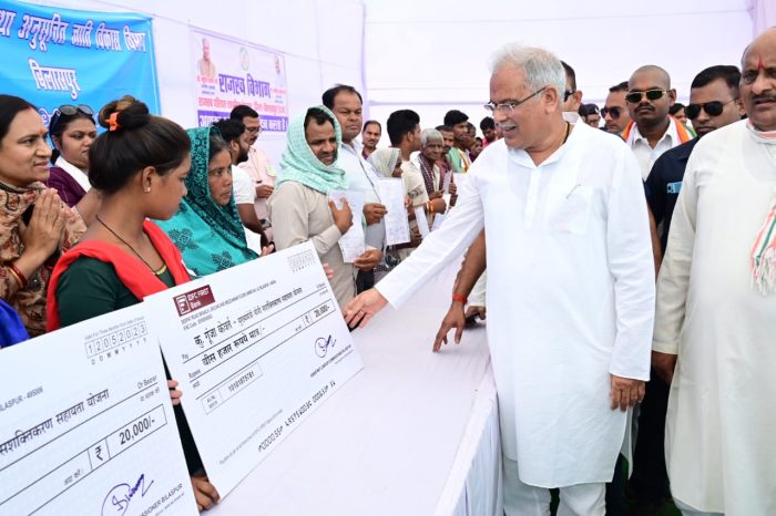 Bhent-Mulakat: The Chief Minister distributed materials to the beneficiaries of various schemes in Beltara