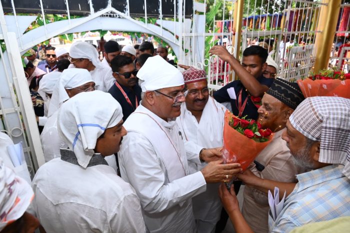 CM In Bilaspur: Chief Minister Bhupesh Baghel reached to participate in the annual Urs program of Hazrat Madarshah Baba located at Bilaspur Police Line.