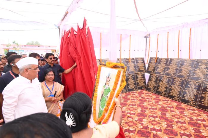 CM In Bhatapara: Chief Minister Bhupesh Baghel inaugurated and performed Bhumi Pujan of development works worth more than Rs 128 crore 54 lakh in the district under Bhatapara assembly constituency