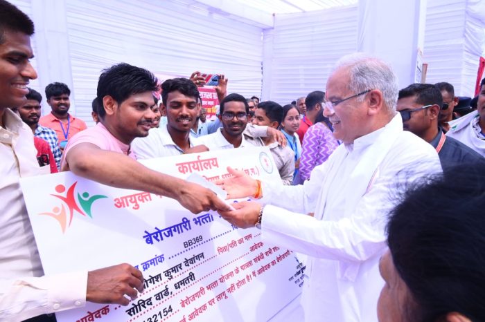 CM In Dhamtari: In the meeting, Chief Minister Bhupesh Baghel distributed checks and materials to the beneficiaries