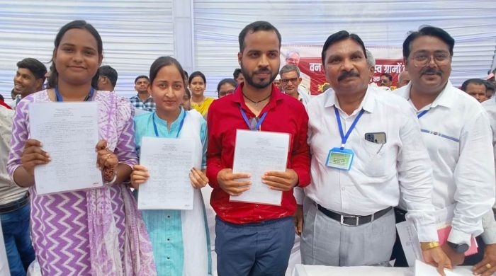 Department of Water Resources: In the Water Resources Department, 352 sub-engineers were appointed across the state, the Chief Minister handed over appointment letters to 23 sub-engineers in Dhamtari.