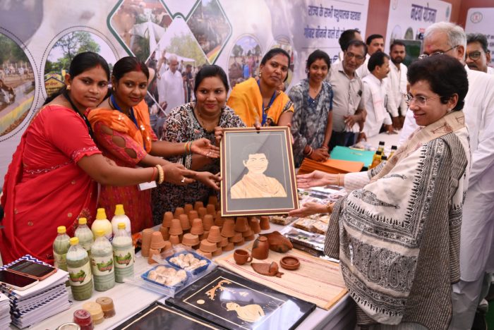 Stall Overview: Gauthan's women's group presented cow dung painting to the Chief Minister and para art to former Union Minister Shailja Kumari