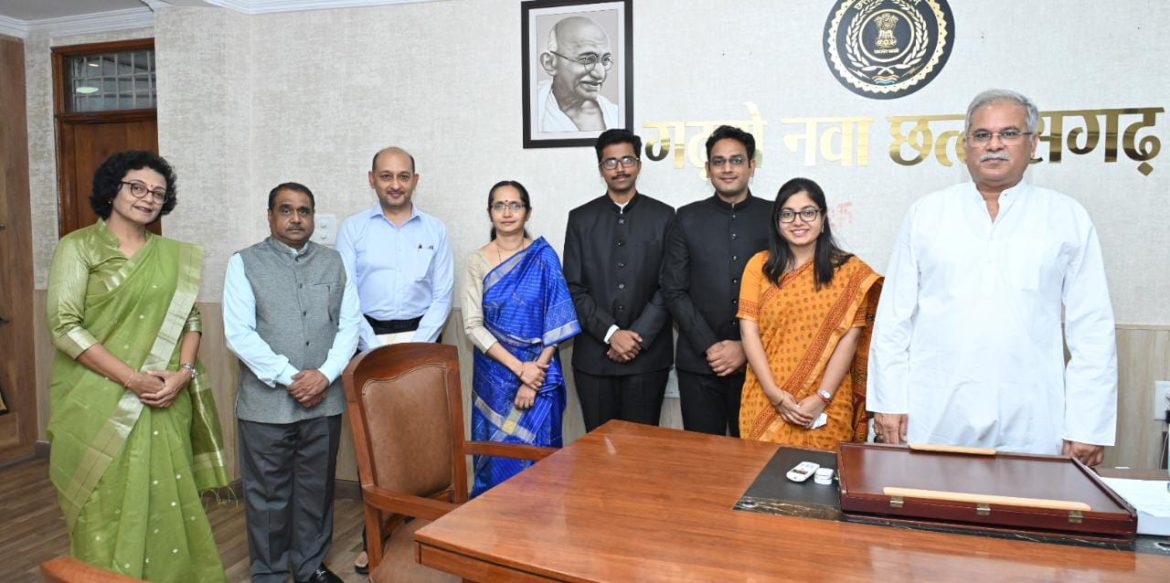 Courtesy Meet : मुख्यमंत्री से भारतीय प्रशासनिक सेवा 2022 के प्रशिक्षु अधिकारियों ने की सौजन्य मुलाकात