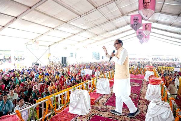 CM In Sonkuch: Chief Minister Shivraj Chouhan attended the Ladli Bahna Sammelan at Sonkuch in Dewas district.