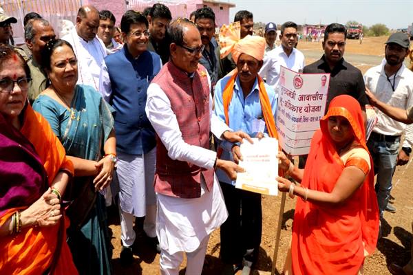 CM Shivraj: Every poor will have his own house, no one will be forced… Residential land rights letters given to 115 poor in Sali village of Gandhwani tehsil