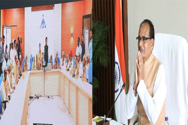 Virtual Meet: Chief Minister congratulated 32 elders of Dewas going to Shirdi by plane