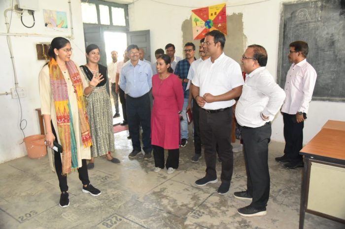 Polling Stations: Chhattisgarh Chief Electoral Officer Reena Babasaheb Kangale did a thorough inspection of various polling stations in Surguja district
