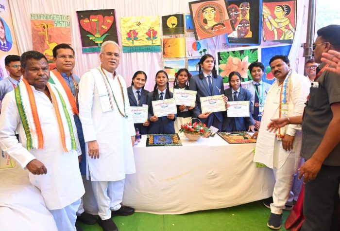 CM In Keskal: Chief Minister Bhupesh Baghel honored talented students
