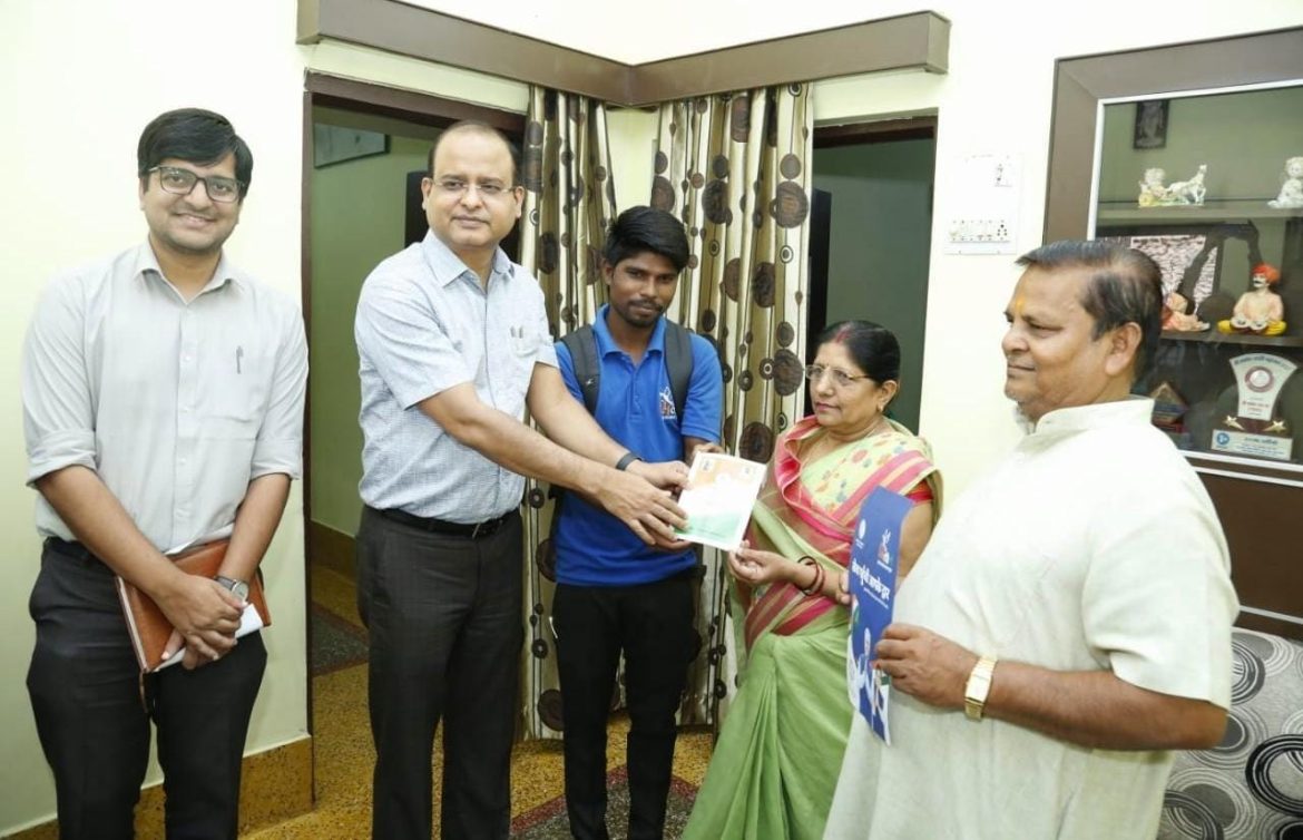 CM Mitaan Yojana : मितान बन 5500 वां कार्ड लेकर कलेक्टर तारन प्रकाश सिन्हा पहुंचे हितग्राही के घर