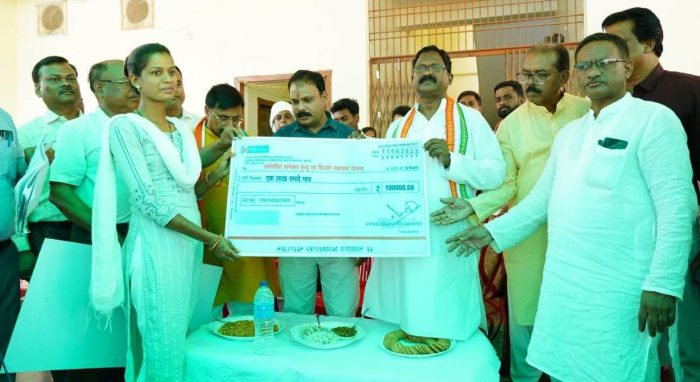 Divyang Sahayta Yojana: Food Minister Amarjit Bhagat gave assistance of Rs 14.55 lakh to more than 100 beneficiaries