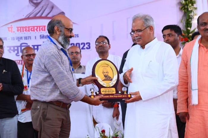 Memory Festival: The Chief Minister also honored all the journalists and writers involved in the memory festival.