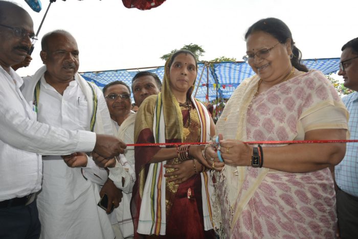 Inaugurated The School: Minister Anila Bhendia inaugurated Higher Secondary School in Kakaipar area of Mohla development block