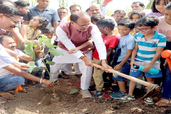 Tree Plantation: Children planted Peepal tree with Chief Minister Shivraj Singh Chouhan