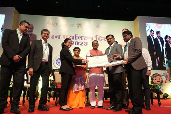 John Deere India: John Deere India gets award for increasing dependence on solar energy consumption