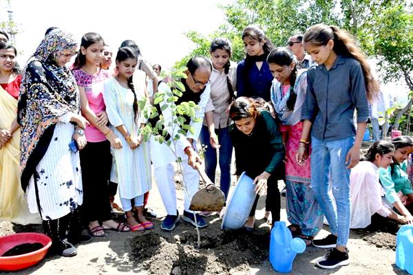 Tree Plantation: The Chief Minister planted saplings in Smart Udyan with dear sisters